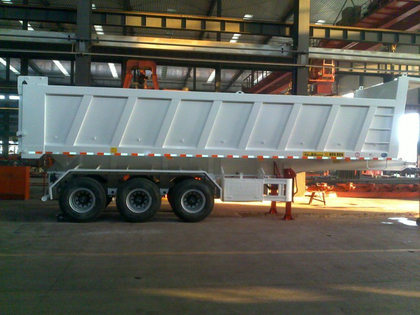 42 cbm Dump Semi-trailer with 3 BPW axles and hydraulic rear Discharge system for 80 Tons