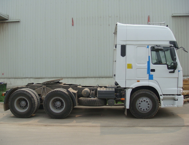 371Hp Tractor truck-SinoTruk HOWO-ZZ4257V3241W 